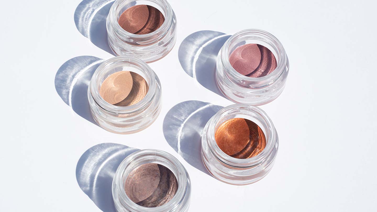 How to apply cream eyeshadow and illuminator for luminous eyes in 3 steps?